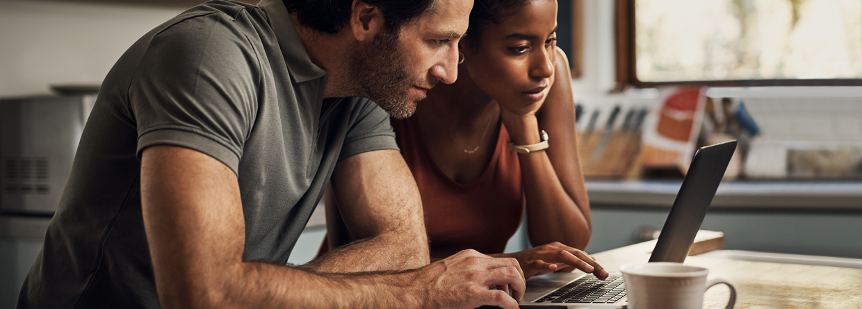Stel achter laptop zbekijkt financiële zaken